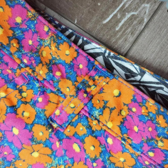 Volcom Floral Frochickie 2 1/2" Short "I MUST HAVE" Size 5 Juniors Pink Blush - Picture 15 of 15